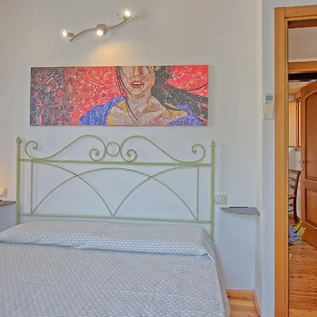 Legnaro Sleeps 5 With Air Con And Wifi شقة