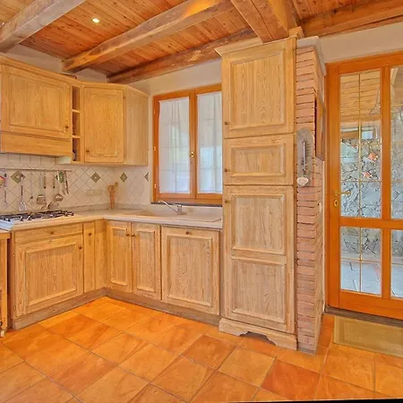 Апартаменты Legnaro Sleeps 5 With Air Con And Wifi *